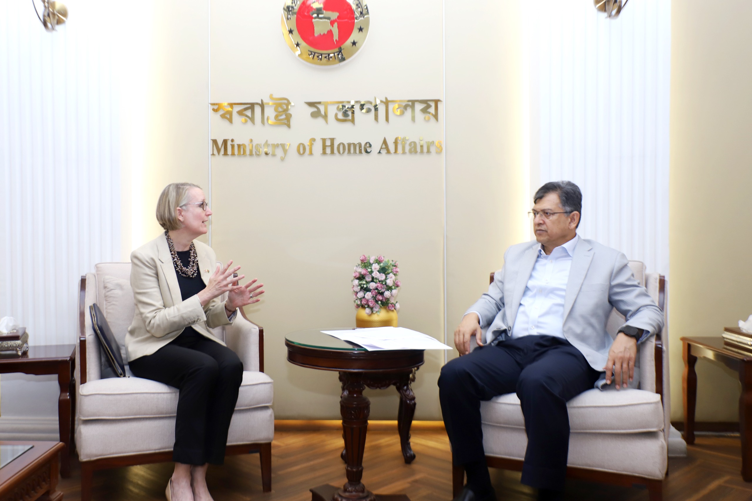 স্বরাষ্ট্রমন্ত্রীর সঙ্গে যুক্তরাজ্যের হাইকমিশনারের সৌজন্য সাক্ষাৎ